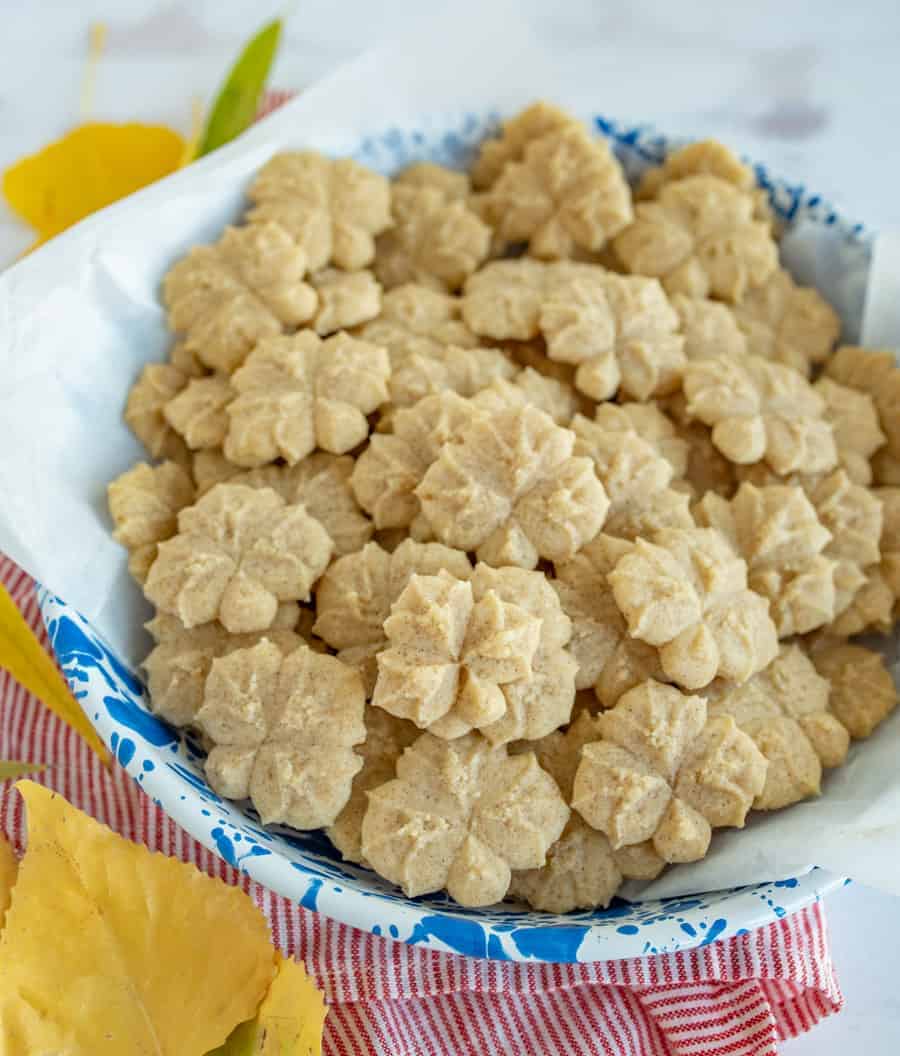 Pumpkin pie spice spritz cookies are small and crunchy cookies that have the warm spices of pumpkin pie mixed with a little bit of sweetness! #spritzcookies #spritz #spritzcookierecipe #pumpkincookie #pumpkinspritz