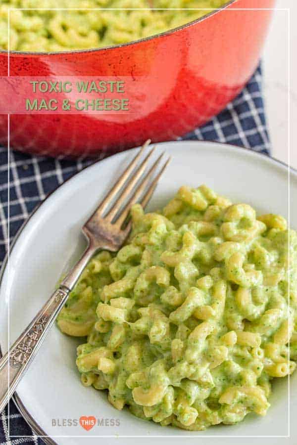 green mac and cheese pasta in a white bowl