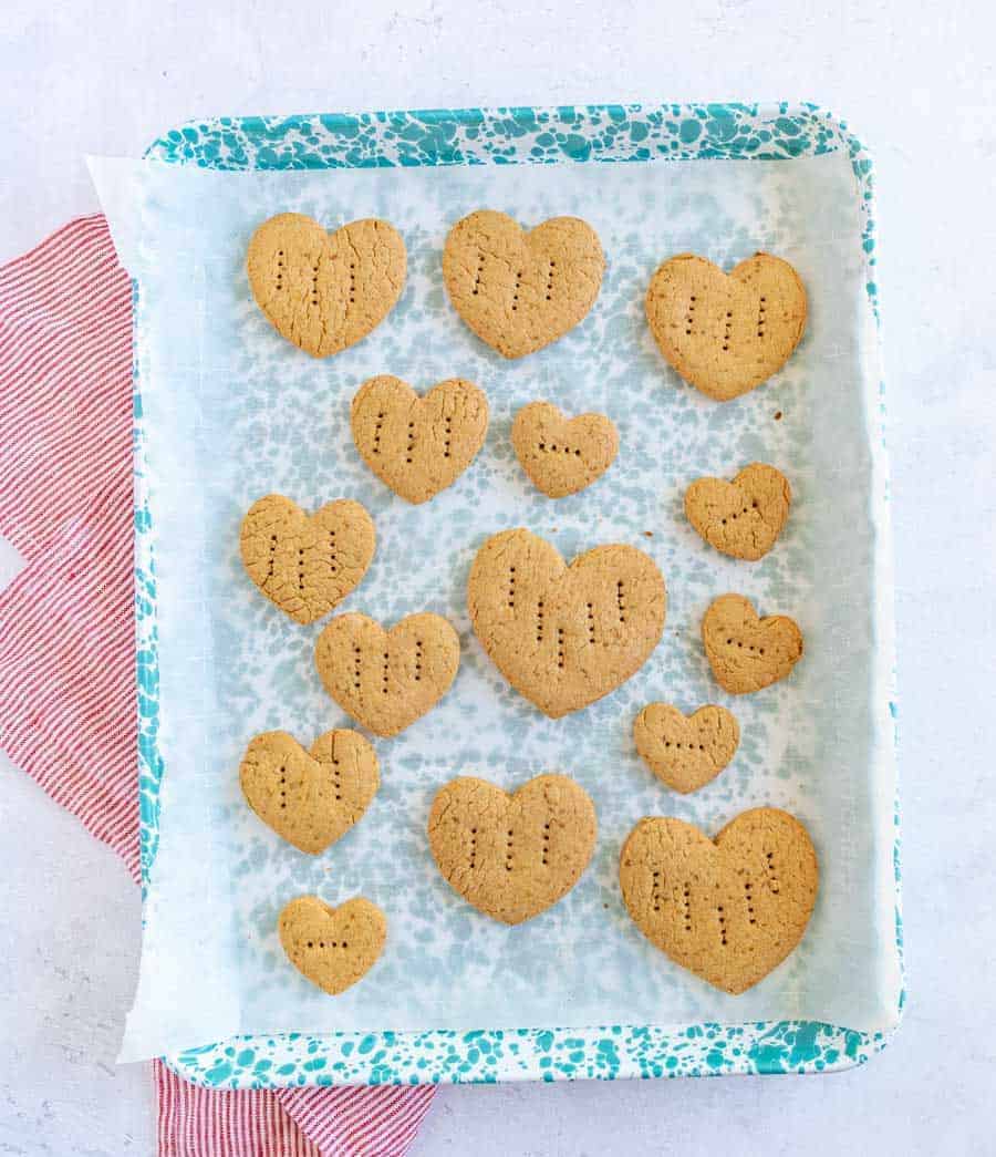 This simple graham cracker recipe is a perfect on-the-go snack for busy days, and they come together easily for stress-free snacking for the whole family. They taste delicious with new @HorizonOrganic Growing Years milk for your kiddos ages 1 to 5! #iHeartHorizon #HorizonGrowingYears #ad #recipe #healthykids #grahamcrackers #homemadegrahams 