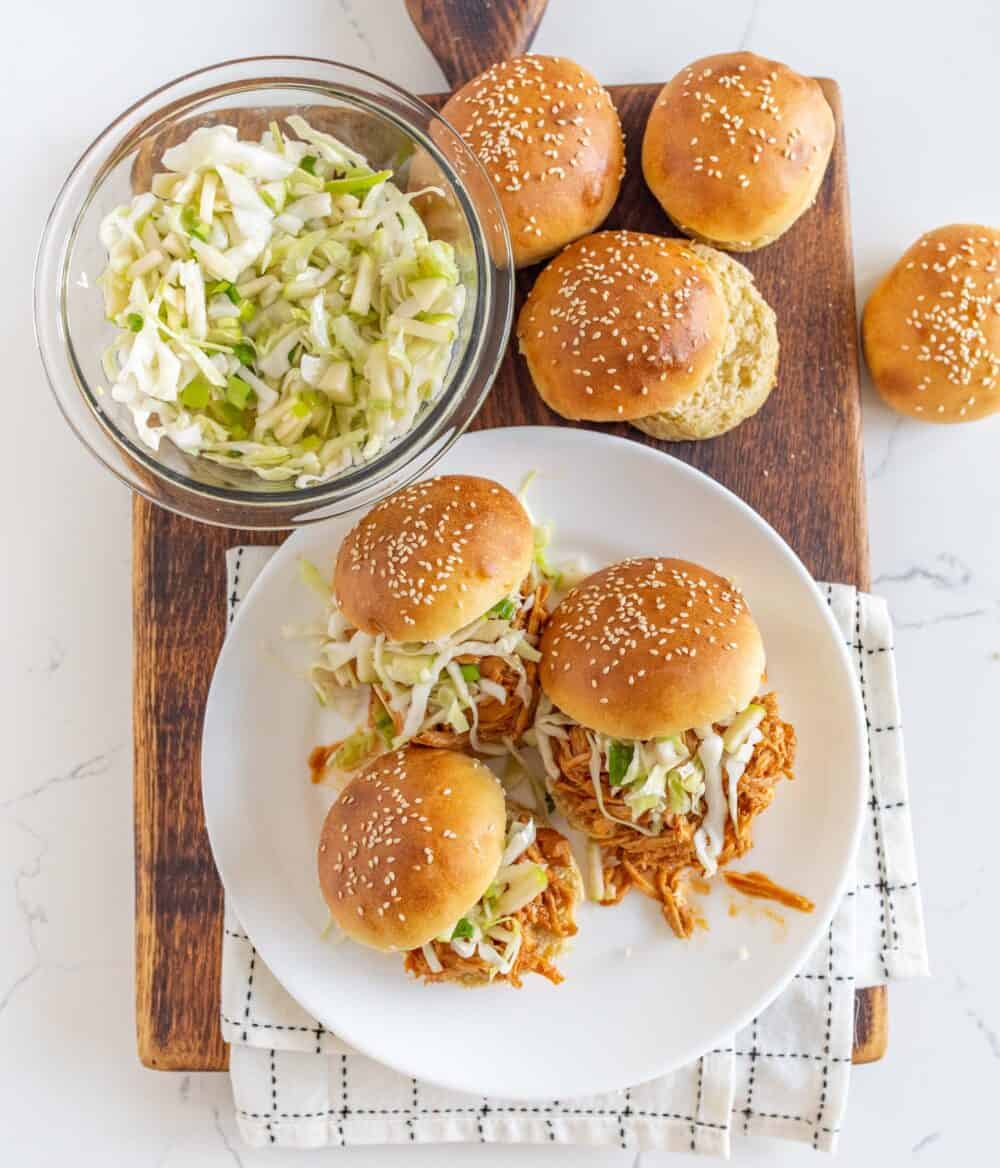  Sauerteigbrötchen mit BBQ-Huhn auf ihnen