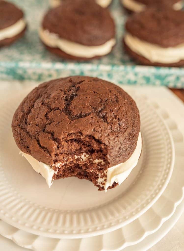 https://www.blessthismessplease.com/wp-content/uploads/2021/02/whoopie-pie-recipe-5-750x1024.jpg