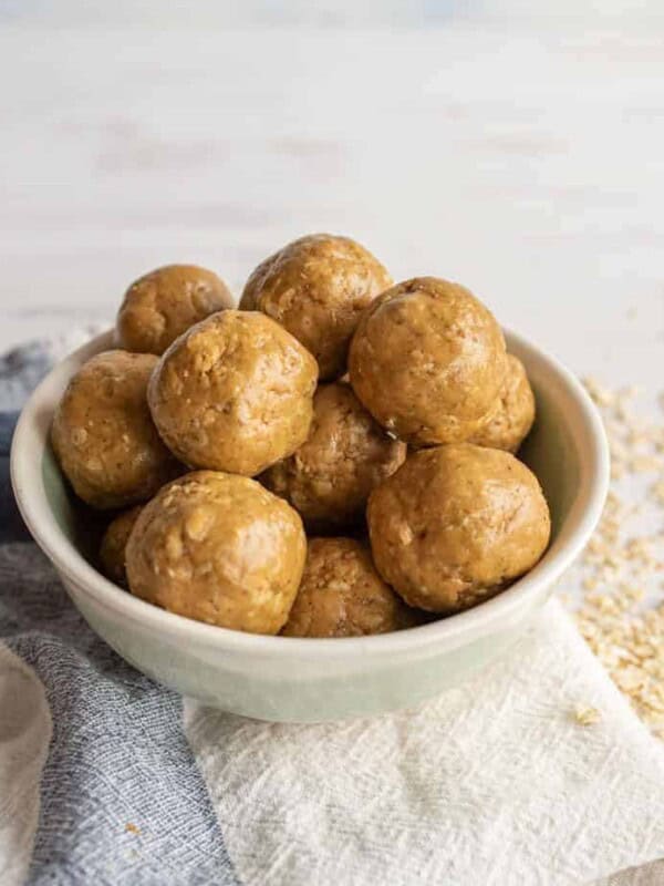picture of a bowl of peanut butter protein balls.