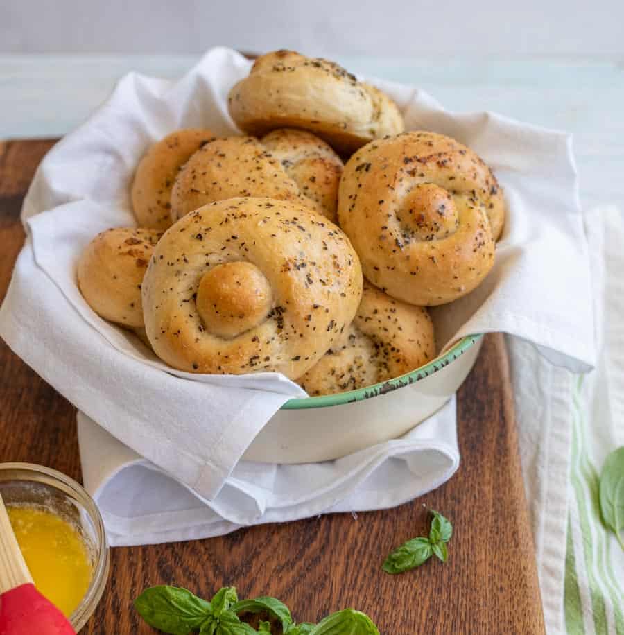 bowl of garlic knots