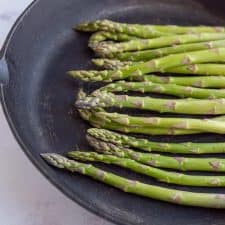 picture of asparagus in a cast iron skillet