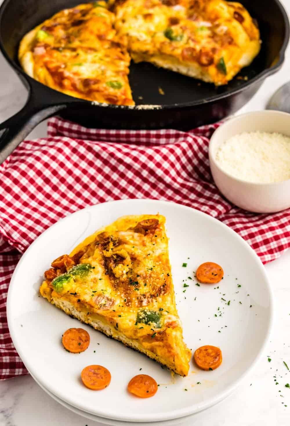 https://www.blessthismessplease.com/wp-content/uploads/2021/04/skillet-pizza-recipe-4.jpg