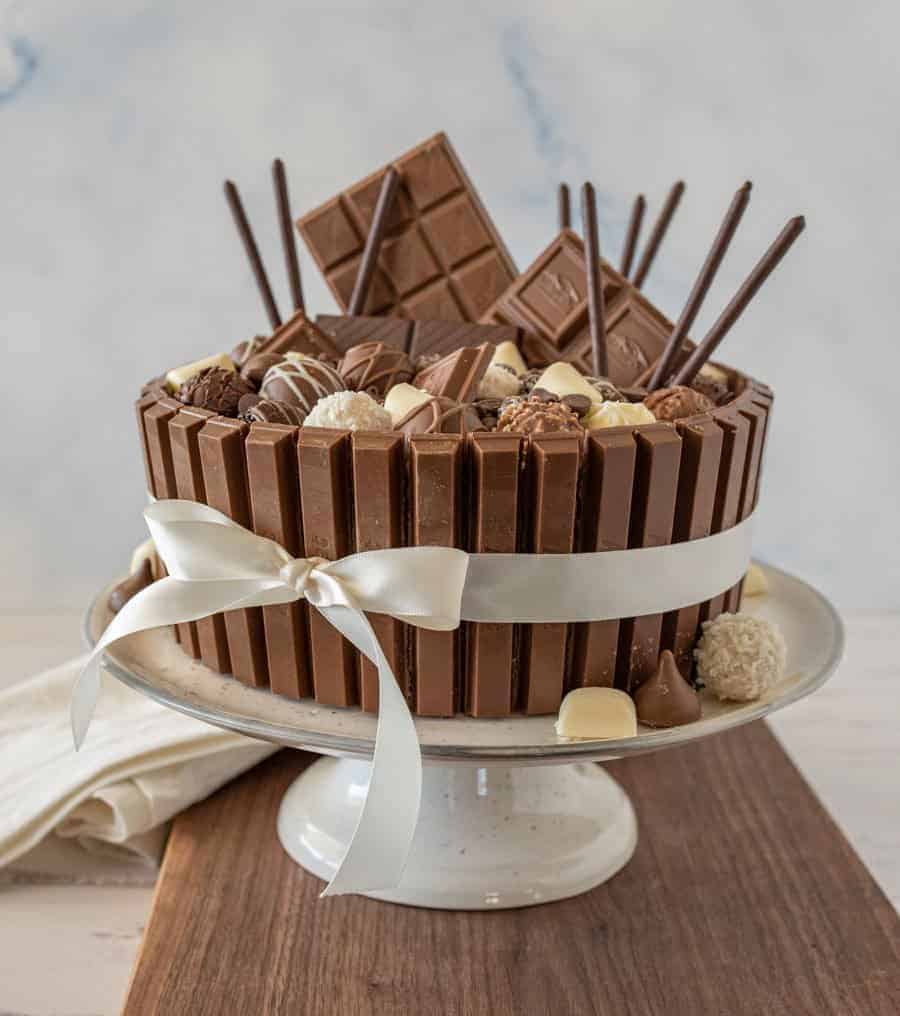 Hershey's Kisses and Hugs Cookies and Cream Chocolate Brownie Cake |  Dessert for dinner, Hershey recipes, Cupcake cakes