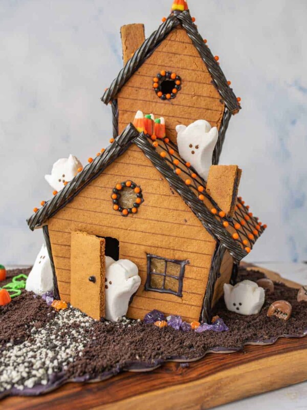 picture of a haunted gingerbread house with marshmallow ghosts