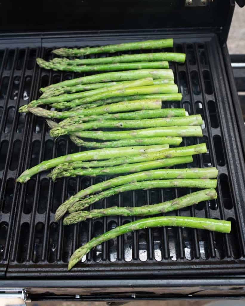grilling raw and lightly seasoned asparagus