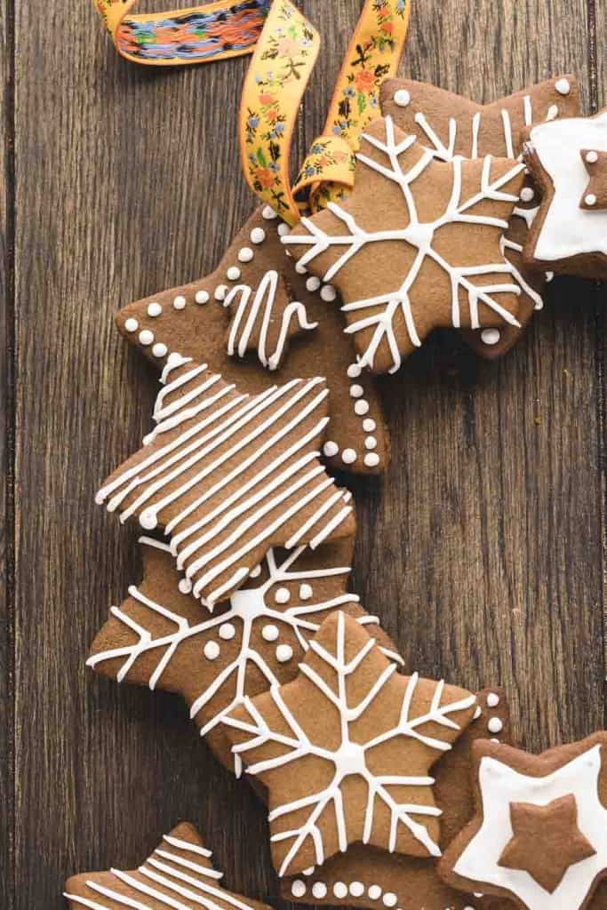 star shaped gingerbread cookie wreath up close