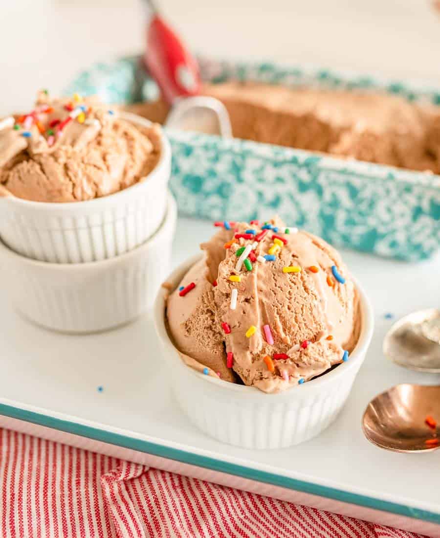 no churn chocolate ice cream in small dishes with sprinkles