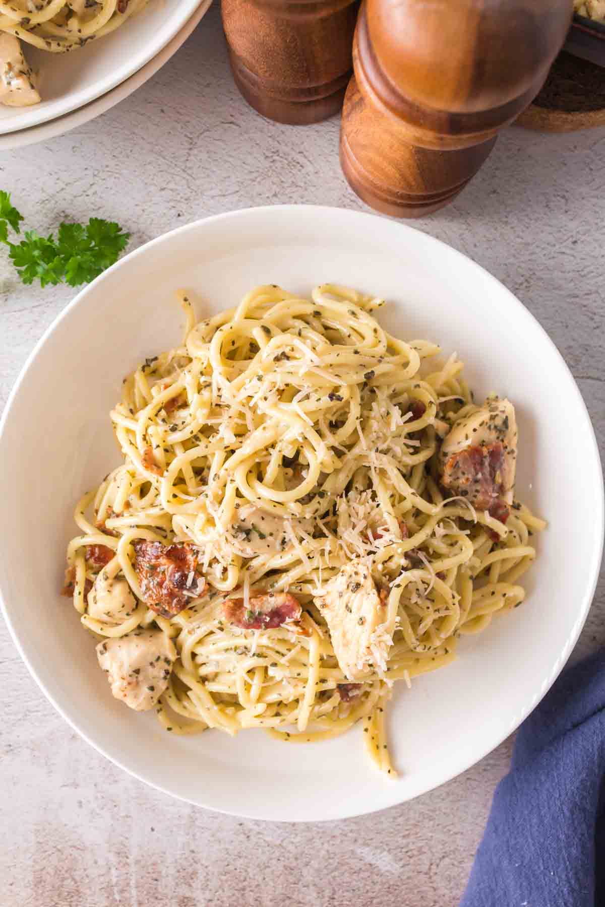 Top view of chicken carbonara.