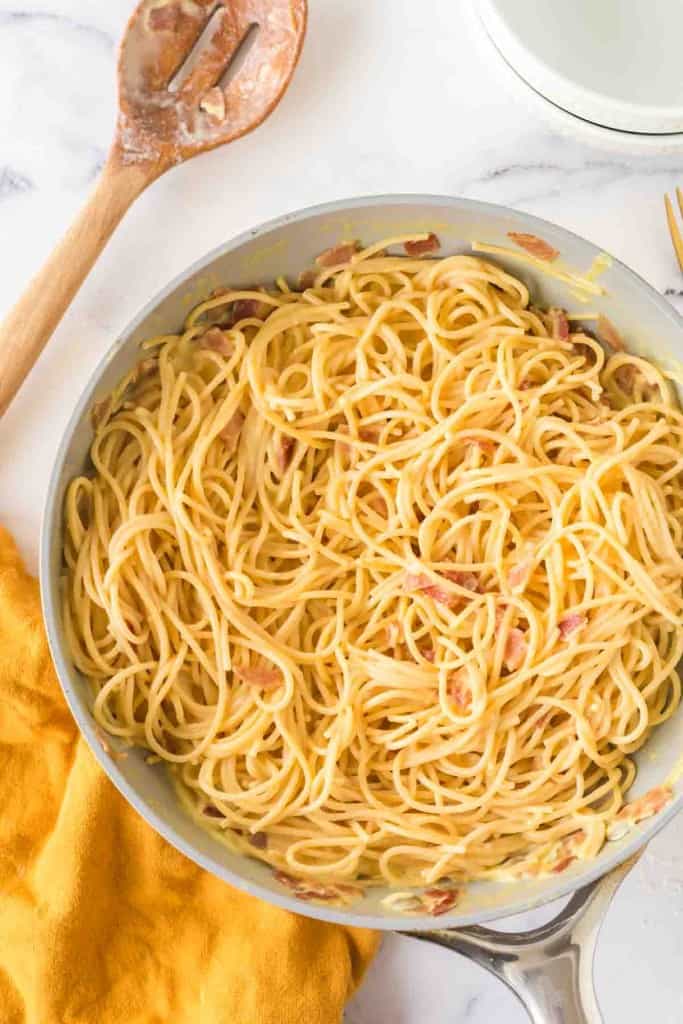 spaghetti pasta in a sauce pan