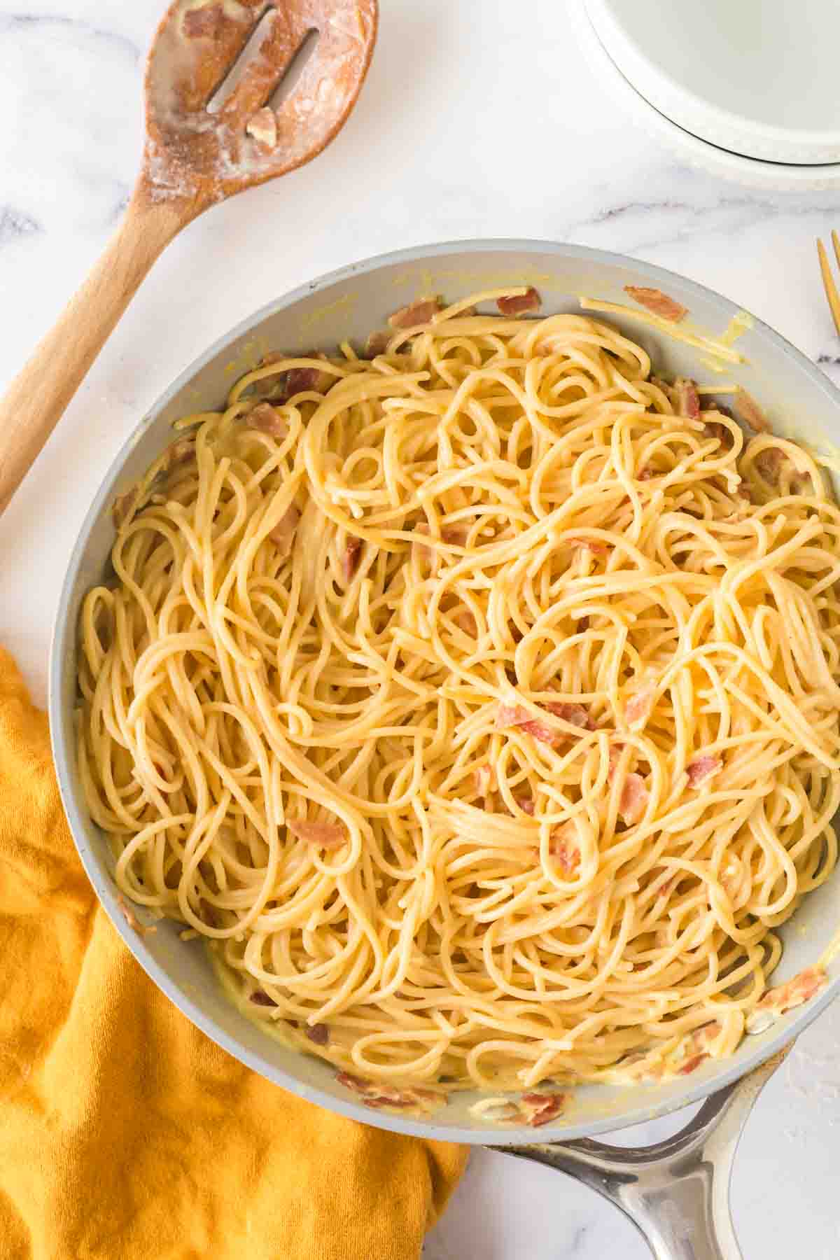 spaghetti pasta in a sauce pan