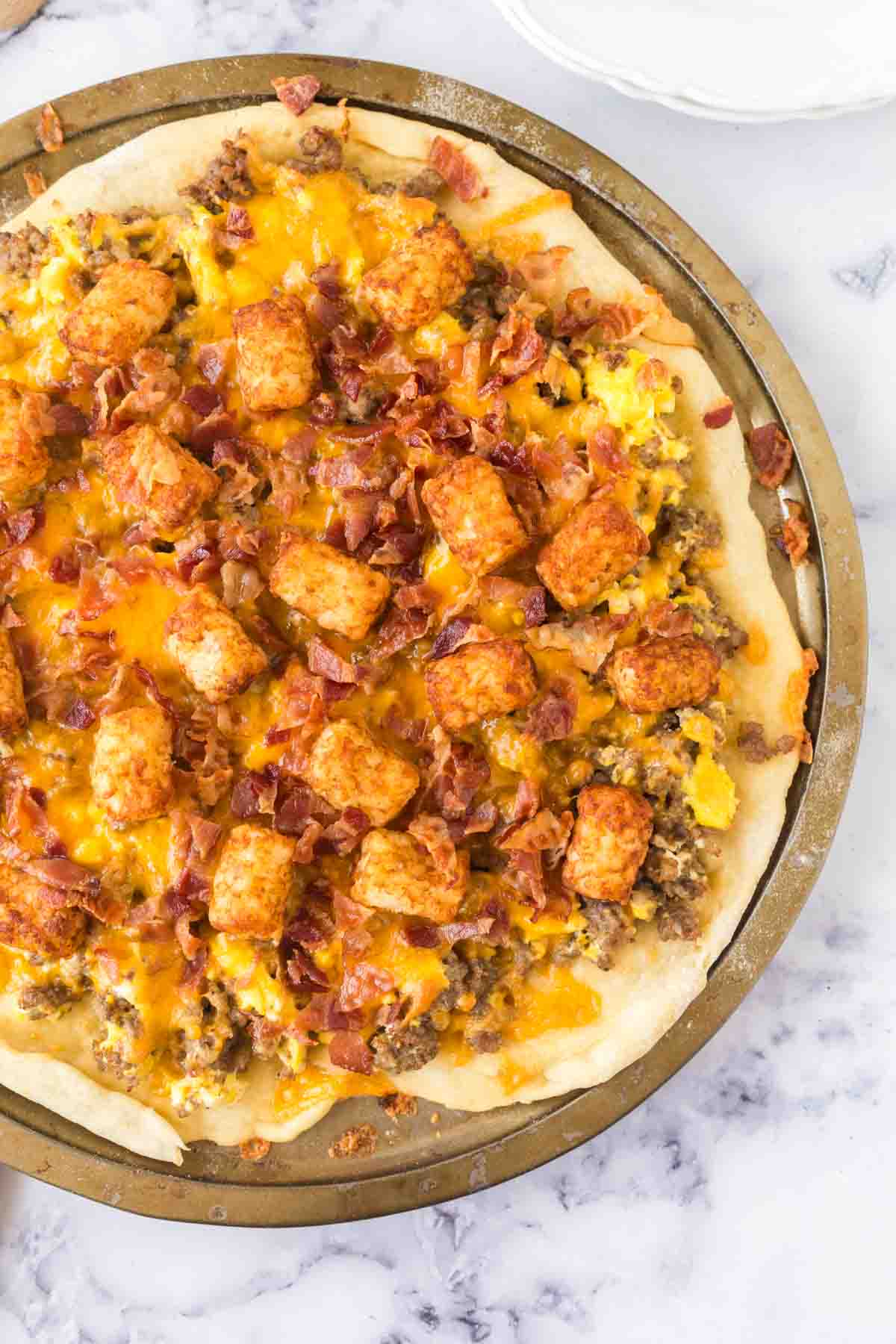 close up whole breakfast pizza