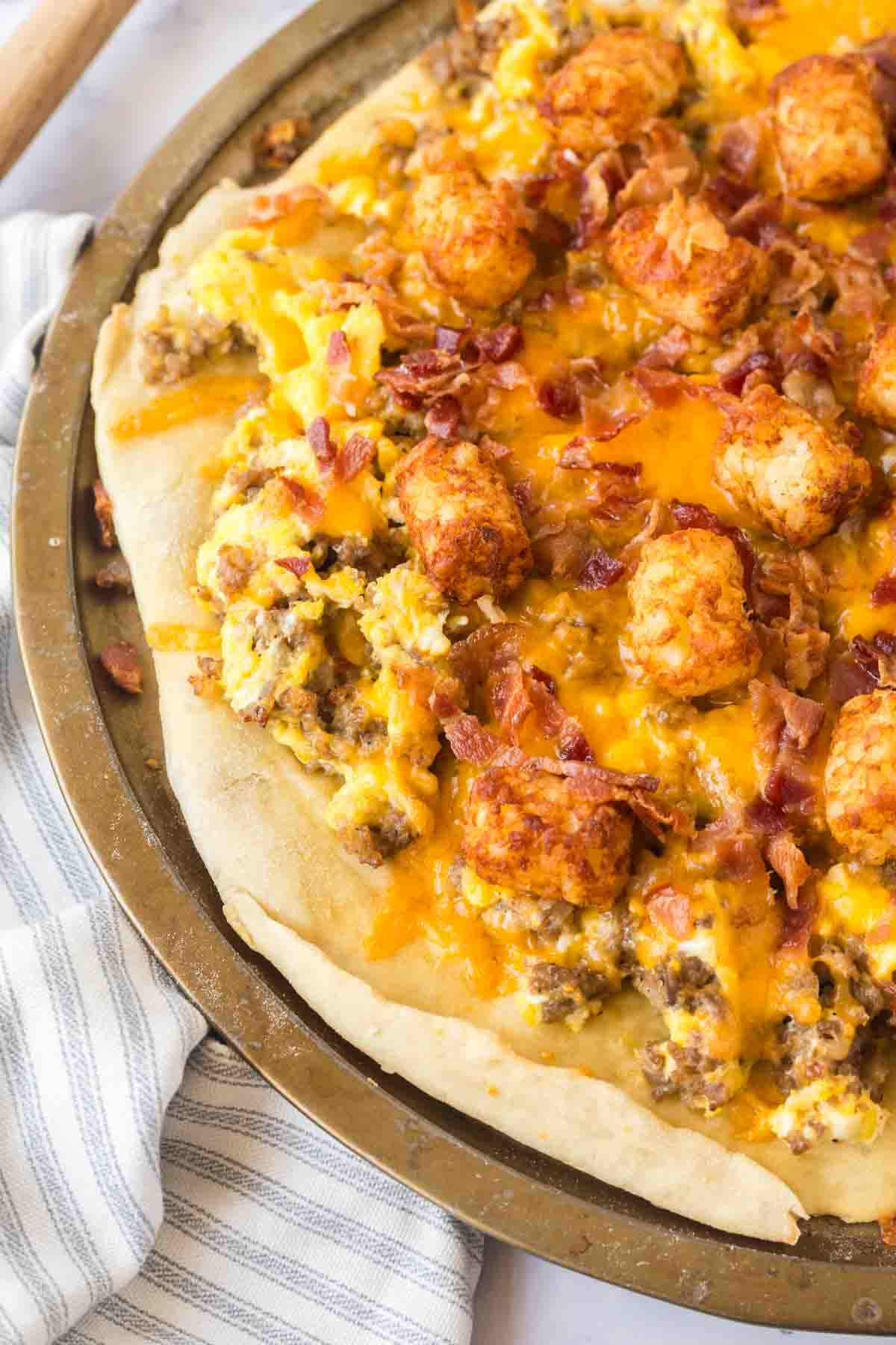 close up whole breakfast pizza