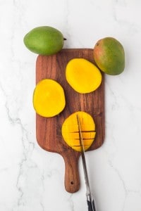 how to cut a mango