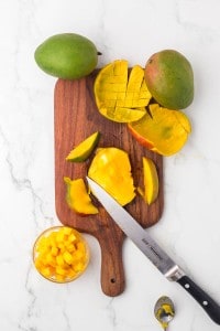 how to cut a mango