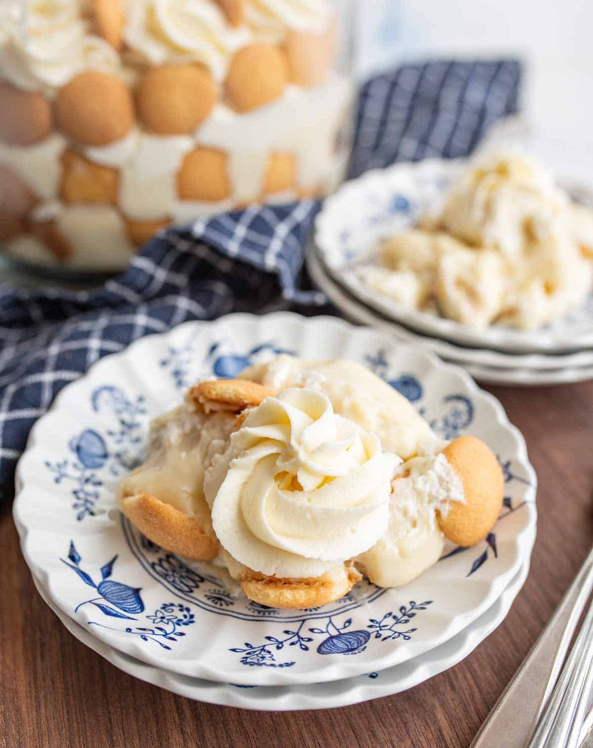 close up plate of banana pudding