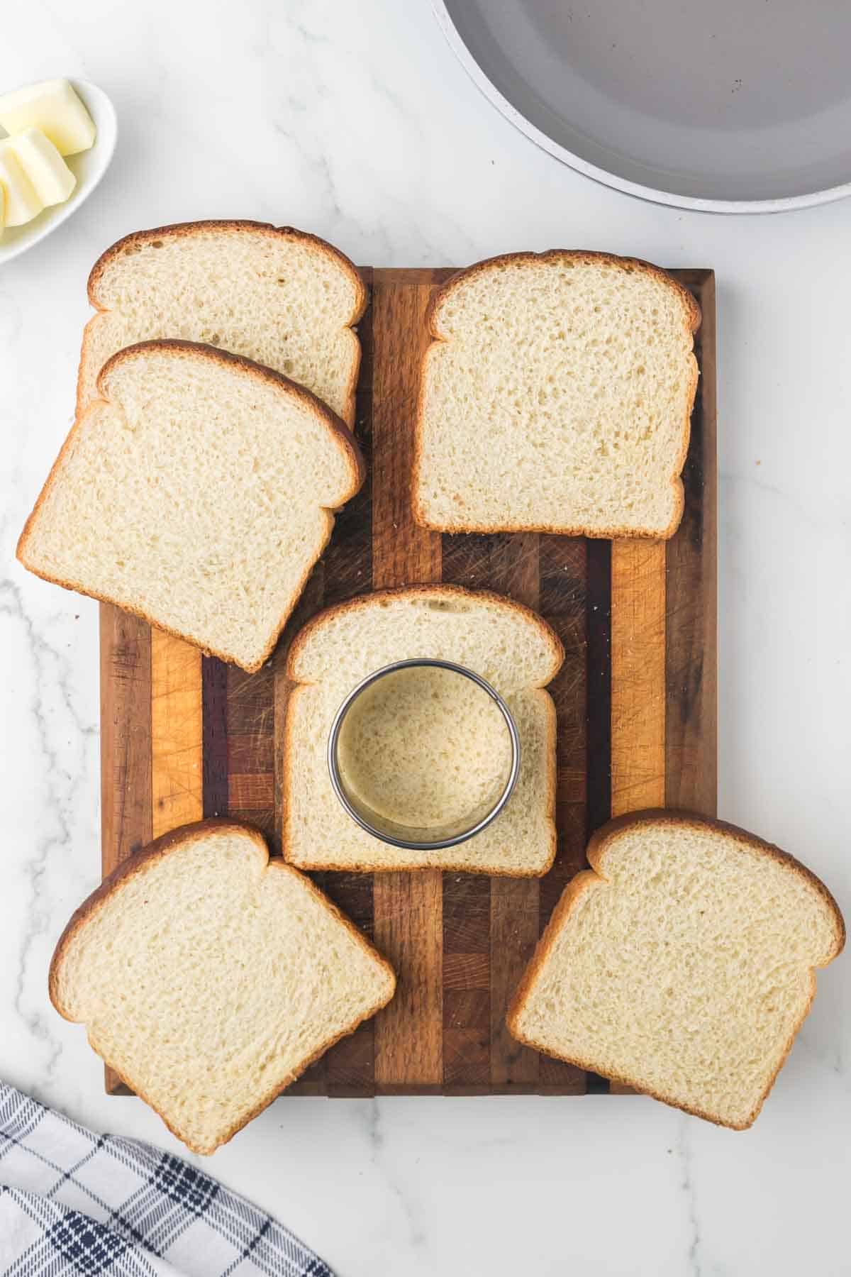 toast getting a circle cut out for egg in a hole recipe