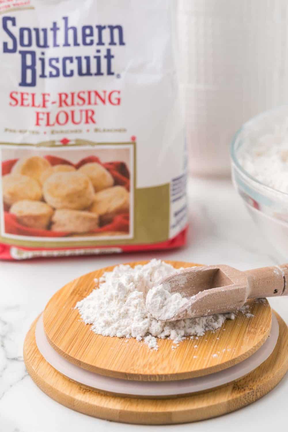 wooden lid to a jar flipped over with flour on top