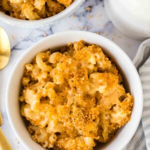 small white bowls with baked mac n cheese