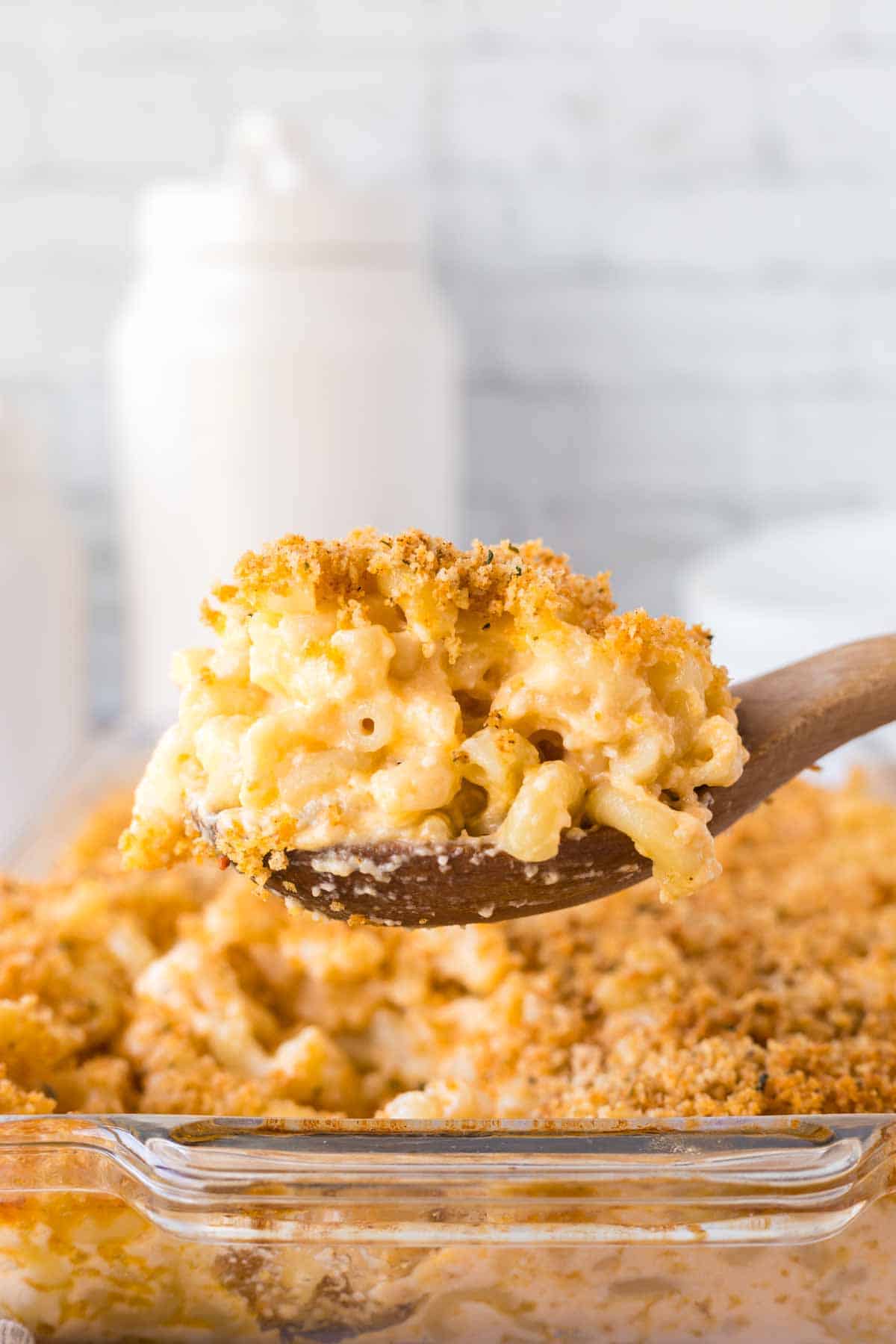 Spoonful of baked mac n cheese.