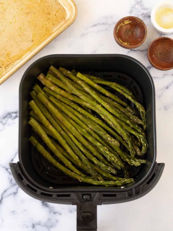 air fryer asparagus raw in the basket