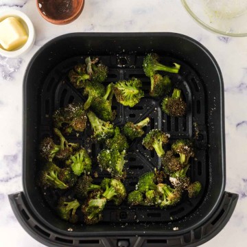 air fryer broccoli seasoned and in the basket