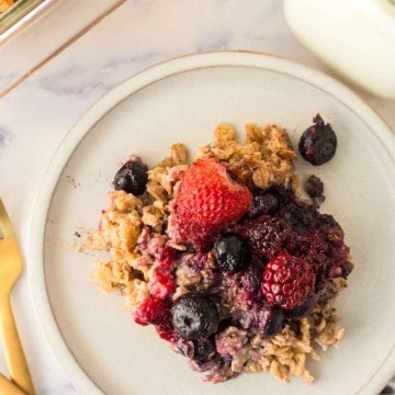 round plate with a serving of baked oatmeal recipe and berries
