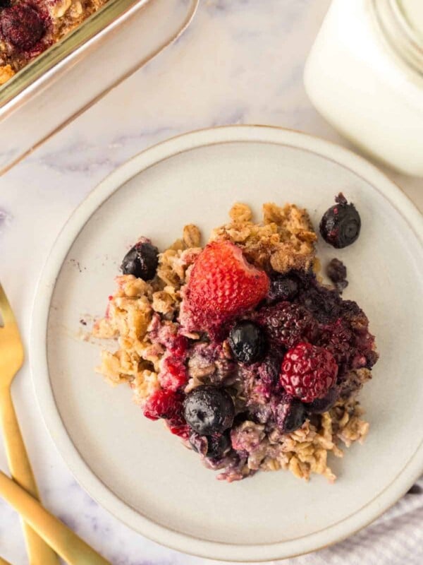 round plate with a serving of baked oatmeal recipe and berries