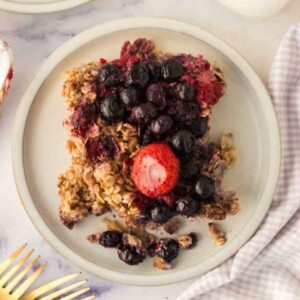 round plate with a serving of baked oatmeal recipe and berries