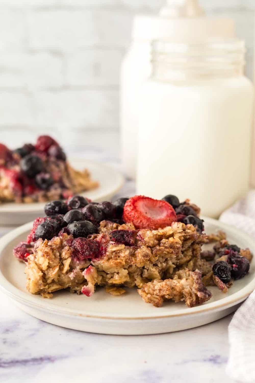 round plate with a serving of baked oatmeal recipe and berries