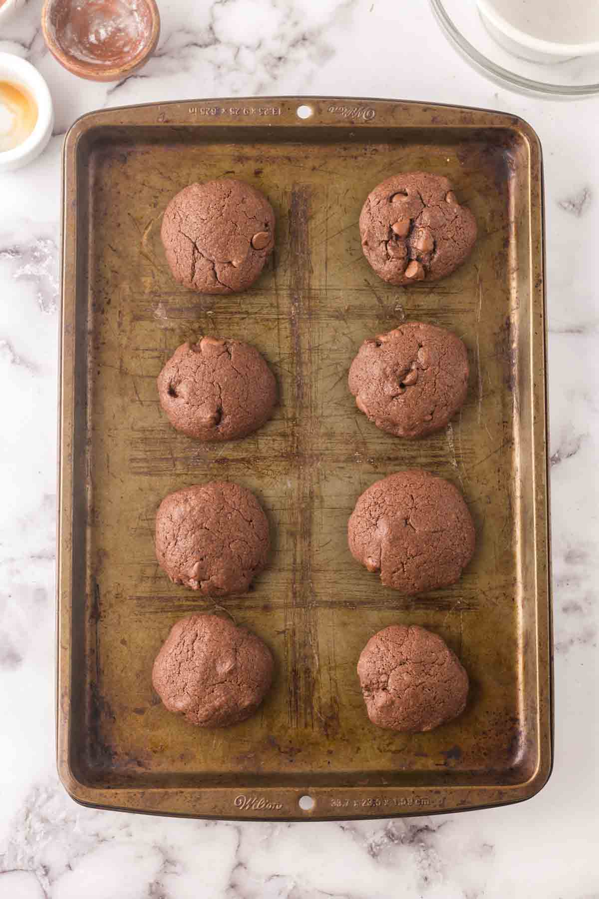 cookie sheet with 8 brownie cookies