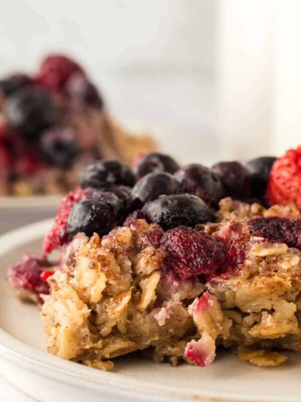 round plate with a serving of baked oatmeal recipe and berries.